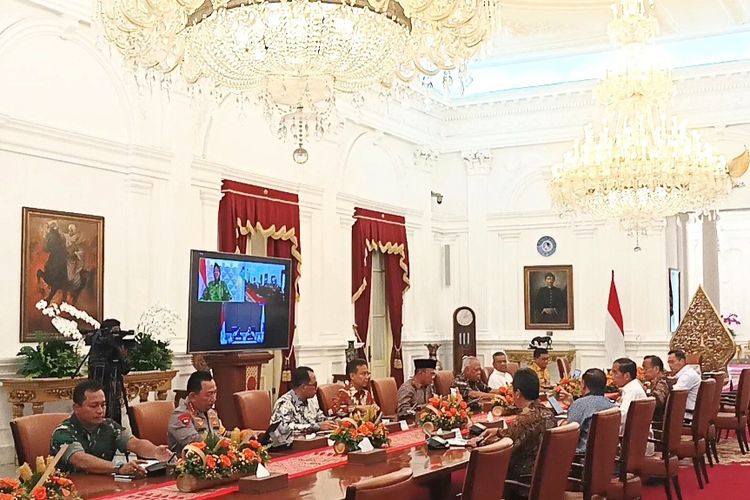 Presiden Joko Widodo menggelar rapat terbatas (ratas) yang membahas penanganan pengungsi terdampak erupsi Gunung Ruang di Sulawesi Utara pada Jumat (3/5/2024). Rapat yang digelar di Istana Merdeka, Jakarta itu diikuti sejumlah menteri Kabinet Indonesia Maju.