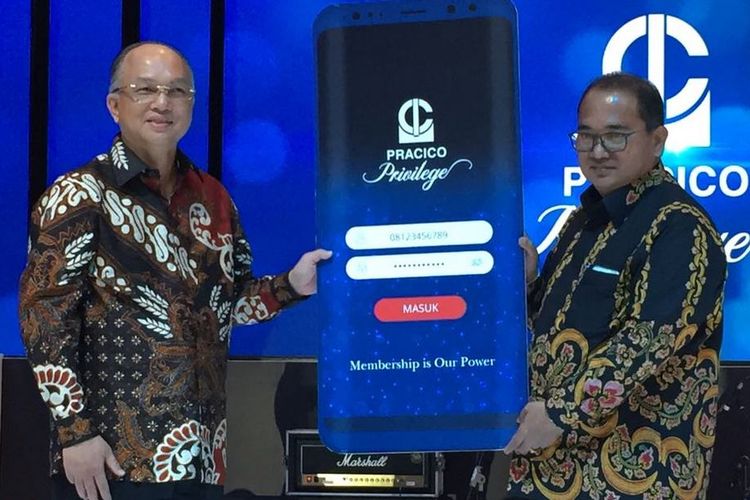 Tedy Agustiansjah, Chairman MIS Group (kiri) dan Meliadi Sembiring Sesmenkop UKM (kanan) saat peluncuran Pracico Privilege.