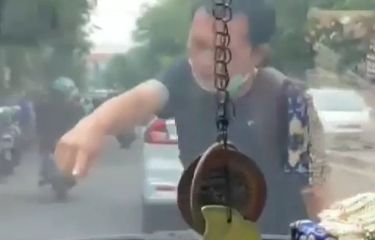 Tangkapan layar video pria diduga berpura-pura tertabrak hingga adang mobil di Pasar Rebo, Jakarta Timur.