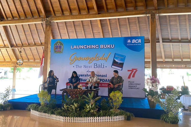 Talkshow dalam peluncuran buku Gunungkidul The Next Bali oleh PT BCA, bersama Kepala Dinas Pariwisata Gunungkidul di Pendopo Taman Budaya Wonosari, Gunungkidul, Daerah Istimewa Yogyakarta, pada Jumat (19/8/2022).  