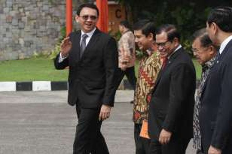Wapres Jusuf Kalla (dua kanan) bersama Gubernur DKI Jakarta Basuki Tjahaja Purnama (kiri), Menteri PAN RB Yuddy Chrisnandi (dua kiri), Menseskab Pramono Anung (tiga kanan) dan Menko Polhukam Luhut Panjaitan, saat menyambut kedatang Presiden Jokowi di Bandara Internasional Halim Perdanakusuma, Jakarta Timur, Jumat (19/2/2016). Presiden beserta delegasi tiba kembali di Tanah Air usai melakukan lawatan ke Amerika Serikat untuk menghadiri KTT ASEAN-AS, berkunjung ke Silicon Valley dan menjadi pembicara utama dalam US-ASEAN Business Council. TRIBUNNEWS/HERUDIN