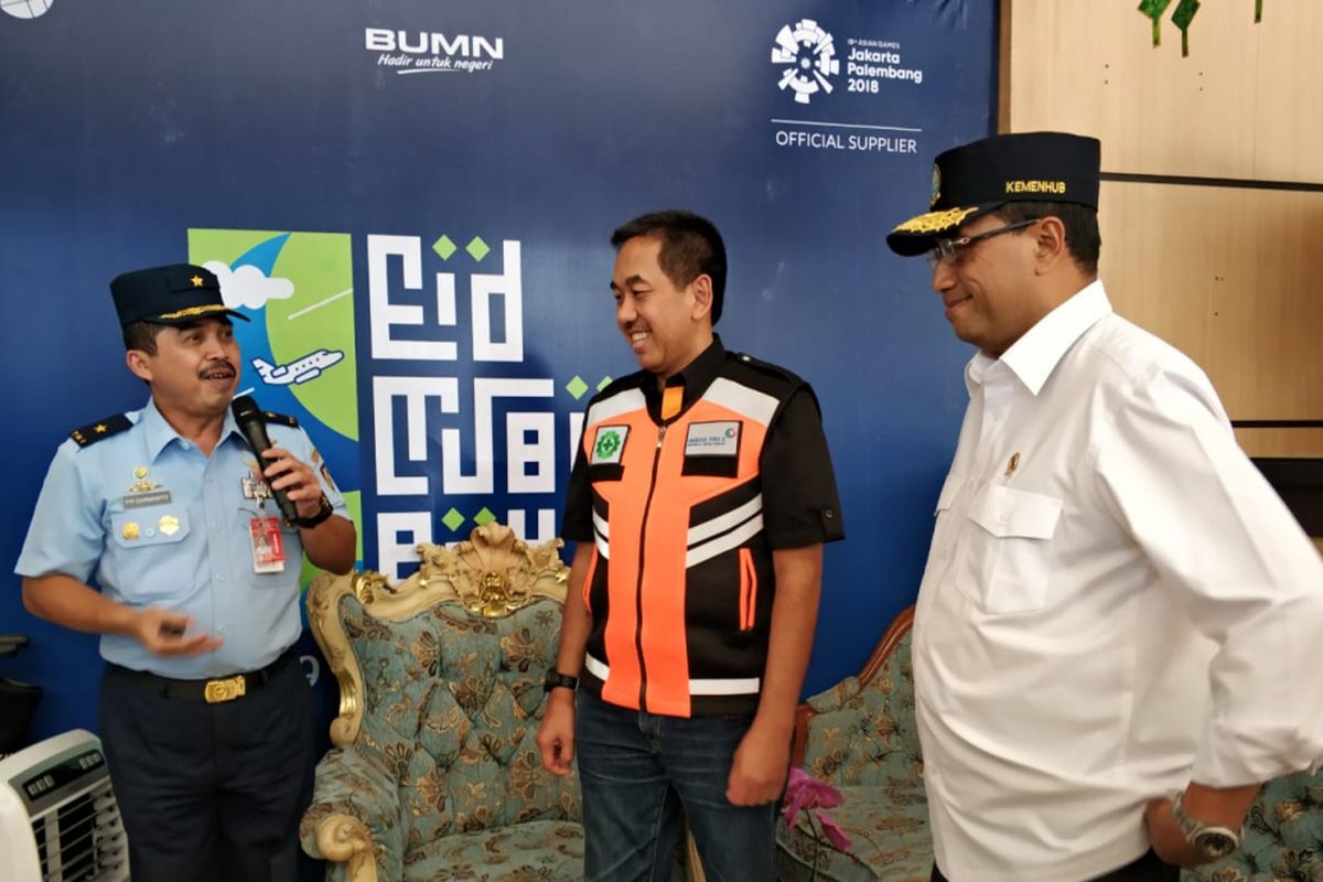 Menteri Perhubungan Budi Karya Sumadi (kanan) meninjau persiapan mudik Lebaran di Bandara Halim, Jakarta Timur, Senin (11/6/2018)