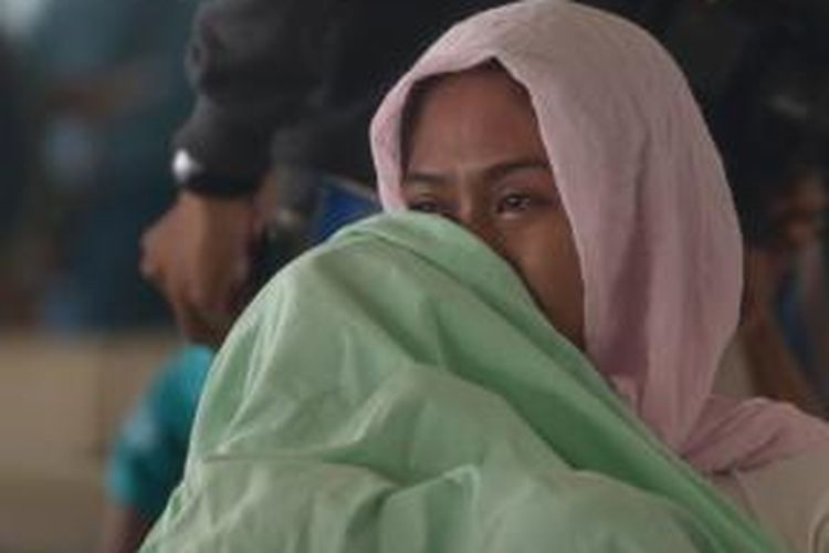 Salah seorang korban tenggelamnya kapal KM Wihan Sejahtera yang telah berhasil dievakuasi, menangis saat menelepon keluarganya, di Gapura Nusantara, Dermaga Tanjung Perak, Surabaya, Senin (16/11/2015).
