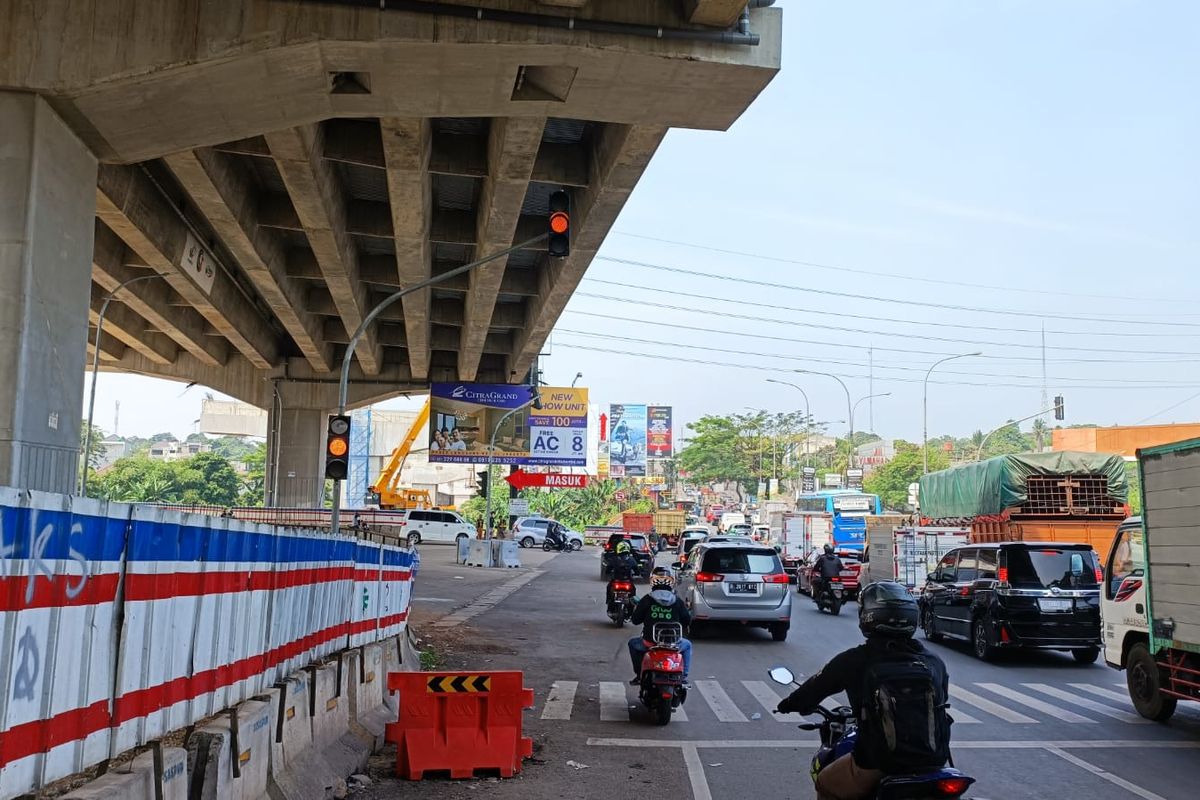 Lampu lalu lintas di Jalan Alternatif Cibubur, Jatisampurna, Kota Bekasi. Dirlantas Polda Metro Jaya Kombes Pol Latif Usman menyebut bahwa posisi dari lampu lalu lintas yang berada tepat setelah turunan dan di simpang perumahan Cibubur CBD itu dianggap tidak layak.