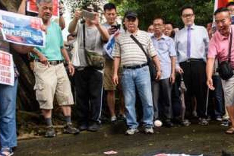 Pengunjuk rasa pro-pemerintah China melemparkan telur ke foto Presiden AS Barack Obama dan fotokopi putusan Mahkamah Arbitrase Internasional (PCA) soal Laut China Selatan.