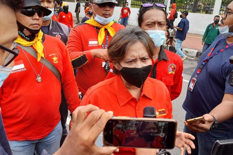 Ketua Umum Kongres Aliansi Serikat Buruh Indonesia (KASBI) Nining Elitos ditemui di depan gedung DPR, Jalan Gatot Subroto, Jakarta, Kamis (21/4/2022).