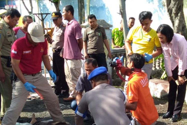 Polisi mengevakuasi mayat lelaki tanpa identitas yang ditemukan di saluran air pinggir jalan raya Semarang - Grobogan wilayah Desa Ketitang, Kecamatan Godong, Kabupaten Grobogan, Jawa Tengah, Kamis (27/12/2018).