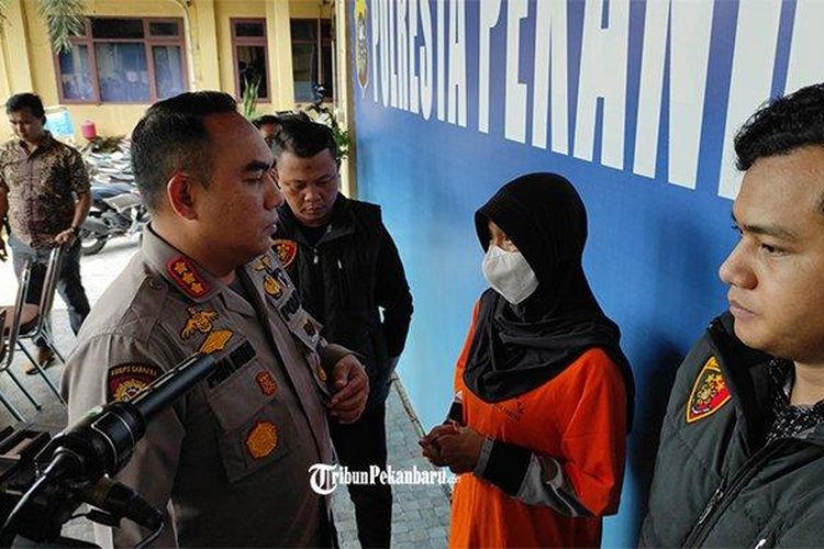 Kapolresta Pekanbaru Kombes Pol Pria Budi saat menginterogasi YF usai ekspos di Mapolresta Pekanbaru, Jumat (7/10/2022). 
