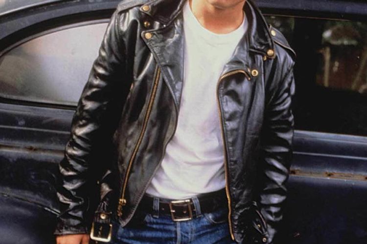 Johnny Depp mengenakan jaket kulit motor