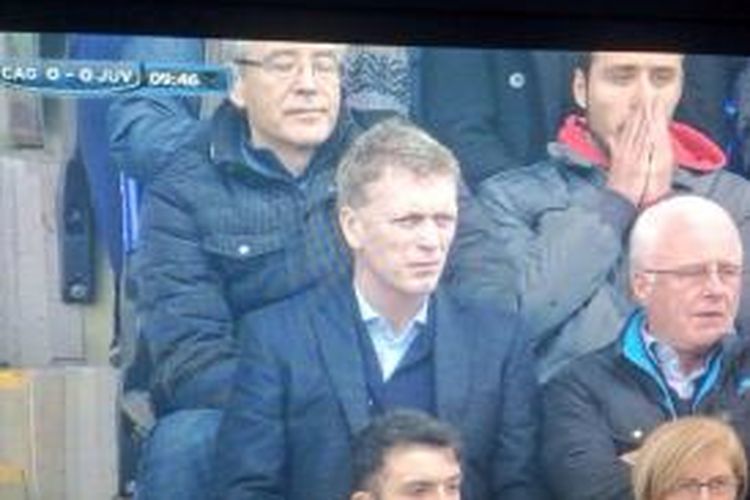 Pelatih Manchester United (MU), David Moyes, menyaksikan langsung laga antara Cagliari dan Juventus di Stadion Sant'Elia, Cagliari, Minggu (12/1/2014). 