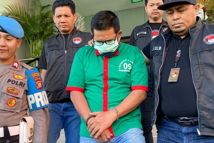 Polisi menggiring Ibra Azhari karena kasus penyalahgunaan narkoba di Mapolres Metro Jakarta Barat, Jumat (5/1/2024). 