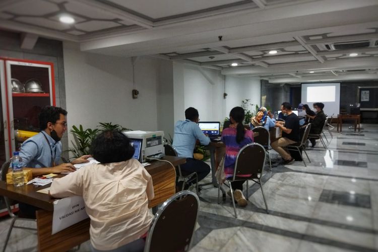 Para pegawai Kompas Gramedia memanfaatkan layanan pelaporan SPT tahunan yang diselenggarakan Kantor Pelayanan Pajak (KPP) Pratama Jakarta Tanah Abang III di Kantor Kompas Gramedia, Jakarta, Rabu (8/3/2023). 