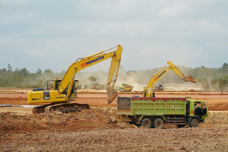 Alat berat ekskavator tengah mengeruk lahan di area konstruksi Bandara VVIP Ibu Kota Nusantara (IKN), Selasa (23/4/2024).