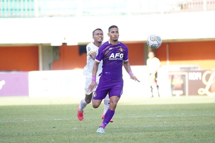 Pemain asing Persik Kediri Renan Silva saat mengejar bola dijaga ketat pemain Dewa United saat pertandingan pekan ke-15 Liga 1 2022-2023 yang berakhir dengan skor 1-0 di Stadion Maguwoharjo Sleman, Sabtu (17/12/2022) sore. Terkini, Renan Silva ikut mencetak gol saat Persik Kediri menang 3-2 atas Bhayangkara FC pada laga pekan ke-19.