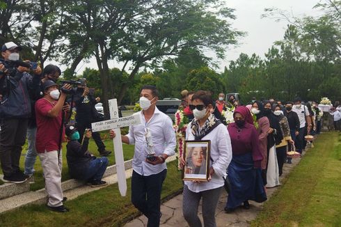 Suasana Haru Pemakaman Maura Magnalia, Nurul Arifin Bawa Foto Anaknya, Mayong Pegang Nisan Salib