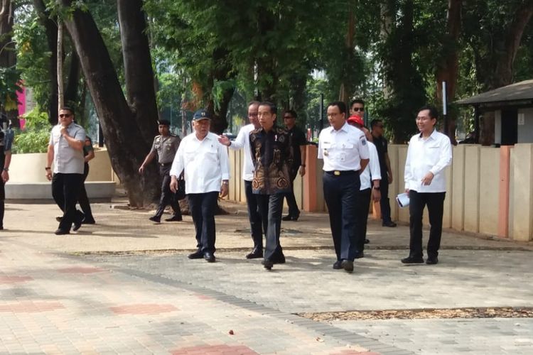 Presiden Joko Widodo meninjau fasilitas penunjang bagi masyarakat berkebutuhan khusu di Kompleks Gelora Bung Karno, Jakarta, Selasa (16/10/2018).  