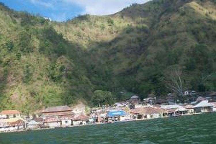 Desa Trunyan dari tengah Danau Batur, Kintamani, Bangli.