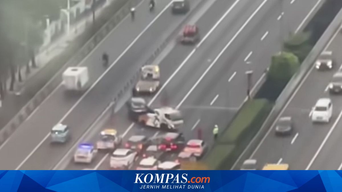 Alphard Tabrak Belakang Truk Trailer di Tol Dalam Kota, Diduga Terhalang Asap Knalpot