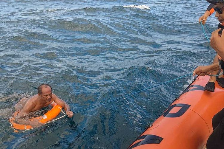 Seorang nakhoda kapal ditemukan terapung dan hanya memegang jerigen Ssaat diselamatkan tim penyelamat dari Pos SAR Wakatobi.