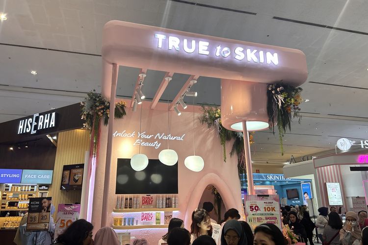Pengunjung Jakarta X Beauty serbu booth skincare dengan promo besar-besaran.
