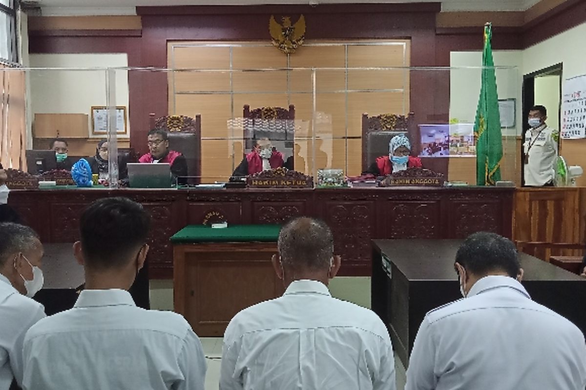 Sidang putusan kasus kebakaran lapas I Tangerang digelar di PN Tangerang, Selasa (20/9/2022). Majelis hakim menjatuhkan vonis hukuman yang berbeda sesuai pasal yang disangkakan kepada para terdakwa. Keempat terdakwa dihadirkan dalam sidang tersebut.