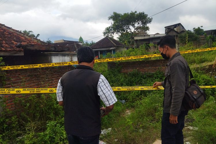 Lahan kosong di belakang pemukiman warga di Malang yang menjadi tempat pesta miras hingga mengakibatkan 2 dari 6 orang pria tewas, Rabu (10/5/2023)