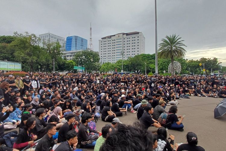 Massa 17 Tahun Aksi Kamisan tengah duduk dan berdiri di seberang Istana Negara, Jalan Merdeka Utara, Gambir, Jakarta Pusat, Kamis (18/1/2024).