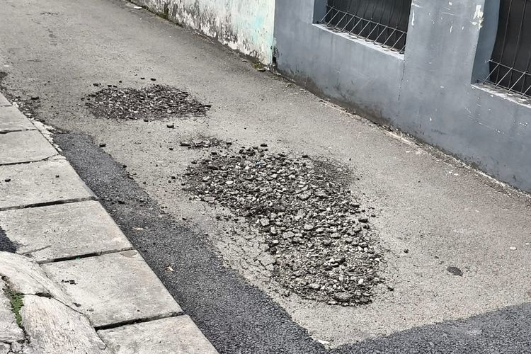 Jalan di Ciledug Tangerang Rusak karena Tersambar Petir, Begini Kondisinya