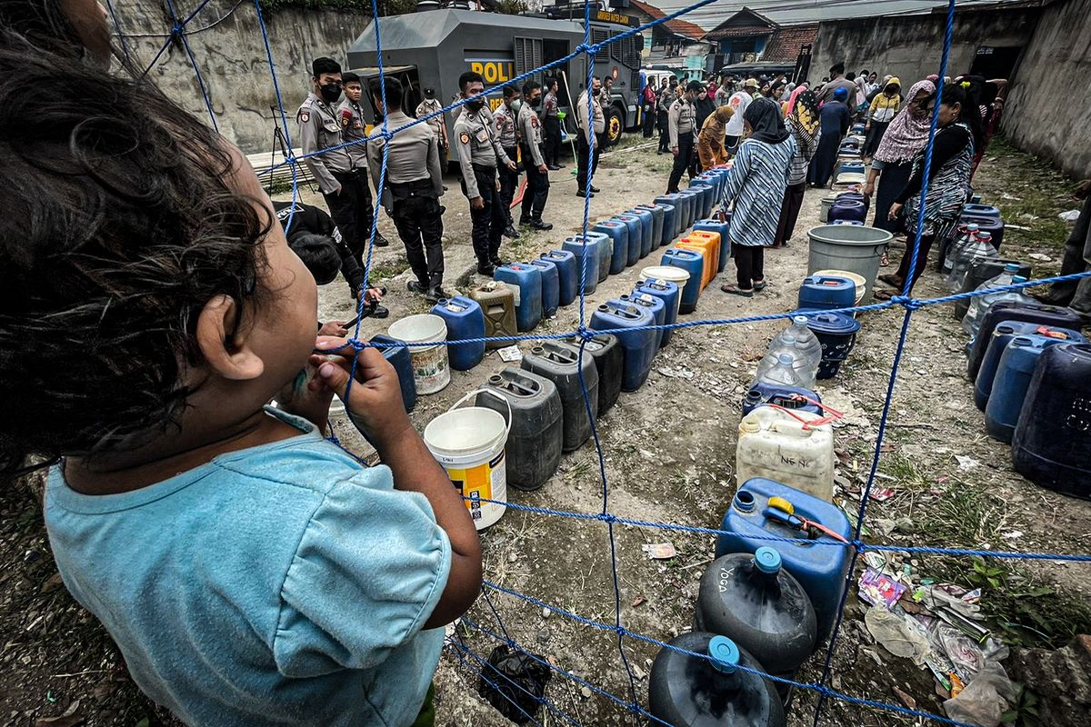 Warga di Kampung Cikandang, Desa Cimareme, Kecamatan Ngamprah, Kabupaten Bandung Barat antre air bersih, Rabu (31/8/2022).