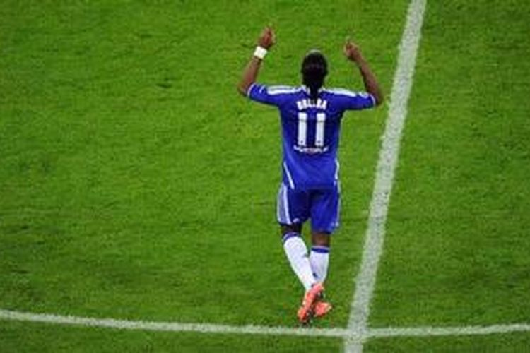 Penyerang Chelsea, Didier Drogba, merayakan golnya ke gawang Bayern Muenchen, pada final Liga Champions, di Allianz Arena, Sabtu (19/5/2012).