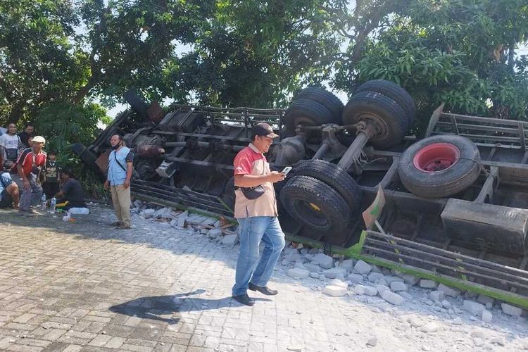 Truk bermuatan bata ringan terguling di Gunungpati, Kota Semarang, Selasa (4/7/2023).