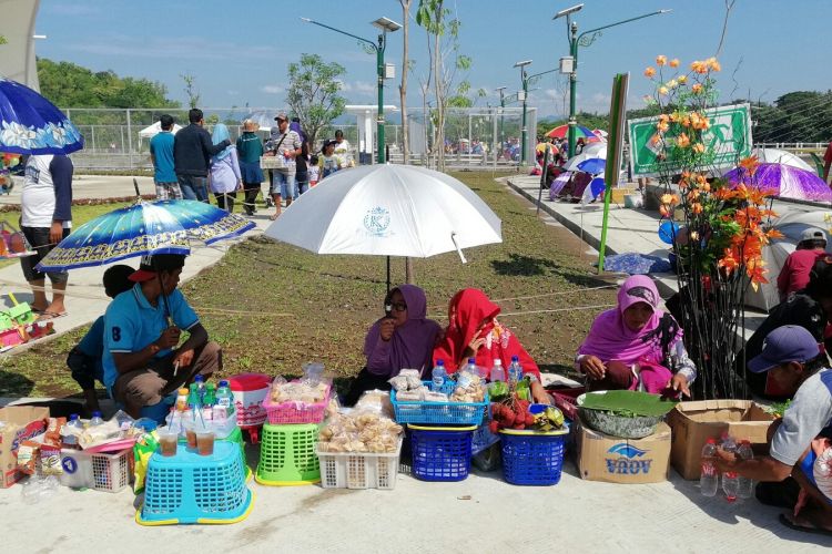 Jajanan pasar ala asongan dengan harga terjangkau cukup banyak ditemui di Taman Bendung Kamijoro, Sentolo, Kulon Progo.