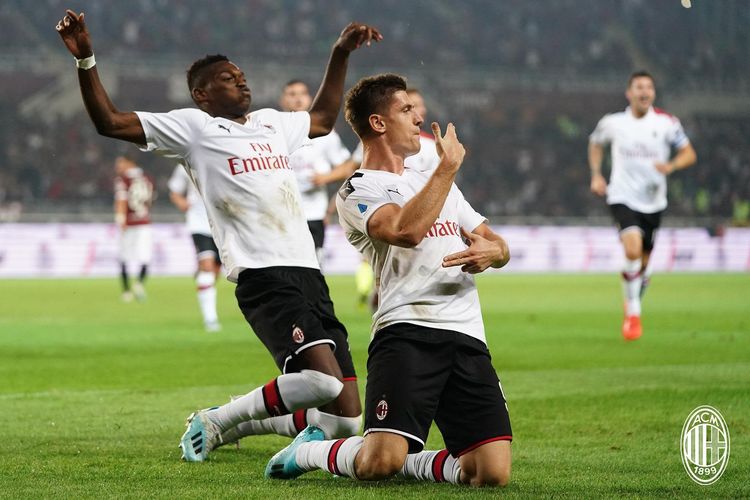 Pemain AC Milan, Krzysztof Piatek, merayakan golnya ke gawang Torino dalam pertandingan Liga Italia, Kamis (26/9/2019) atau Jumat dini hari WIB. 