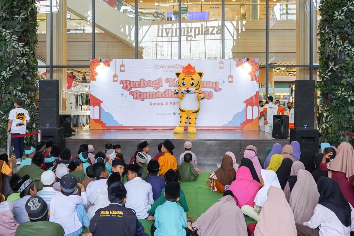 Toys Kingdom, merek usaha Kawan Lama Group yang menyediakan koleksi lengkap mainan dan hobi untuk segala usia, berbagi kebahagiaan dengan 100 anak yatim dan duafa dari Yayasan Yatim Piatu & Dhuafa Rumah Harapan dalam momen buka puasa bersama. 