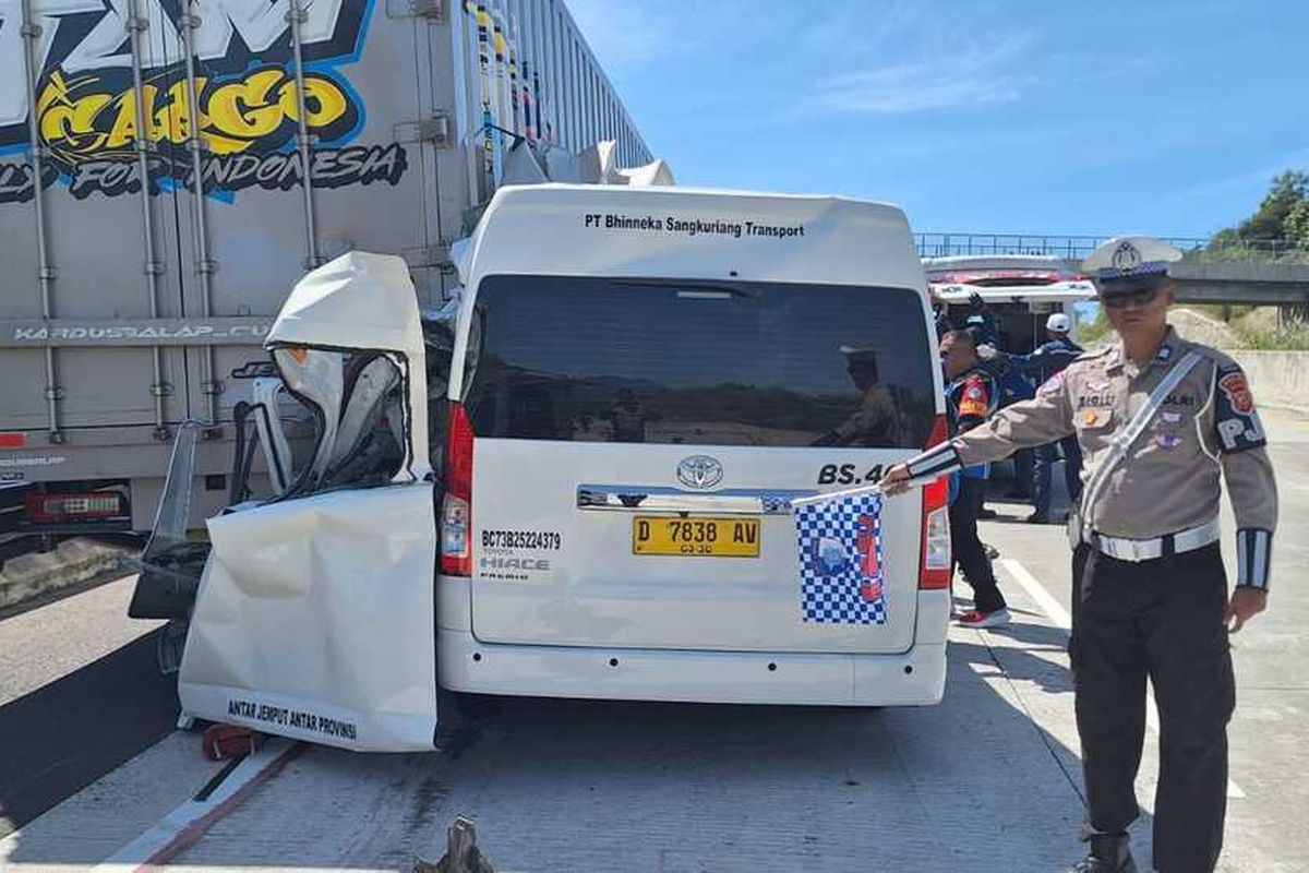 Tampak mobil travel Toyota hiace berpenumpang 7 orang itu mengalai kecelakaan setelah menabrak bagian belakang mobil box anguta paket didepannya di Jalan tol Cisumdawu KM 189, Selasa (29/4/2025.