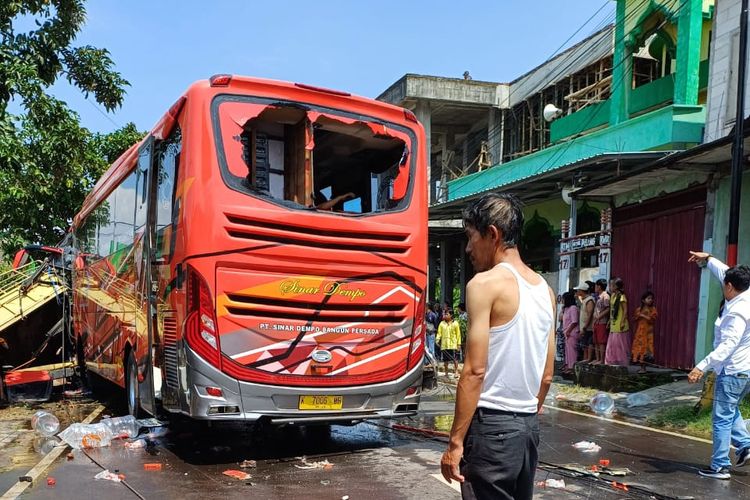 Bus Pariwisata alami kecelakaan hingga tabrak 3 rumah warga, truk, dan 2 sepeda motor di Malang, Rabu (20/3/2024).