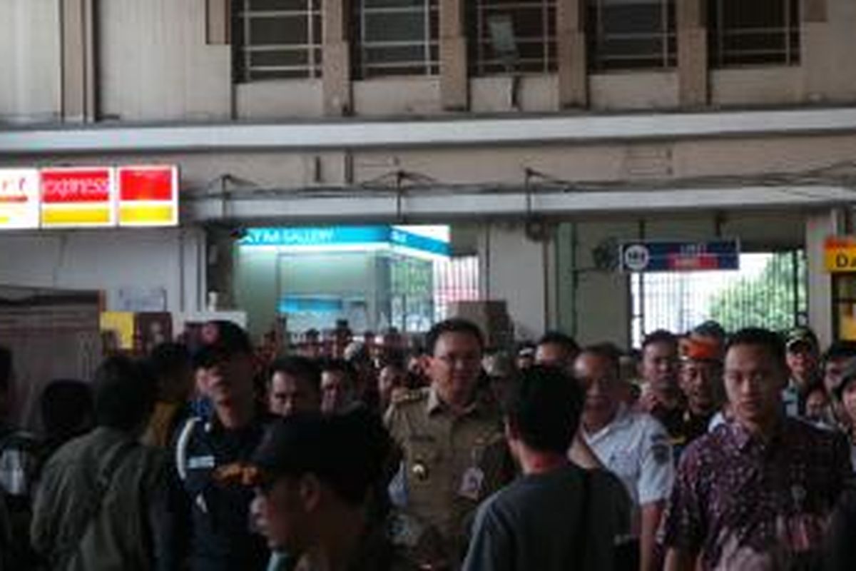 Gubernur DKI Jakarta Basuki Tjahaja Purnama (tengah) sedang berada di Stasiun Kota, Rabu (10/6/2015). Basuki melakukan tinjauan Stasiun Kota-Kampung Bandan untuk merealisasikan kerjasama bersama PT KAI. 