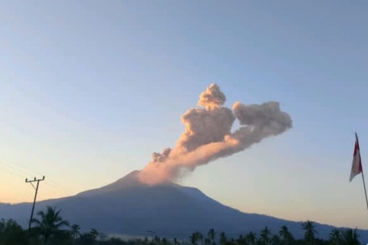 Gunung Lewotobi Terus Meletus Hingga Sabtu Pagi, Disertai Gemuruh 