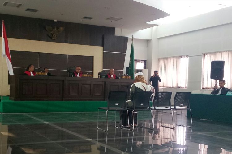 Bahar bin Smith tengah mendengarkan jaksa atas pleidoi yang diajukannya