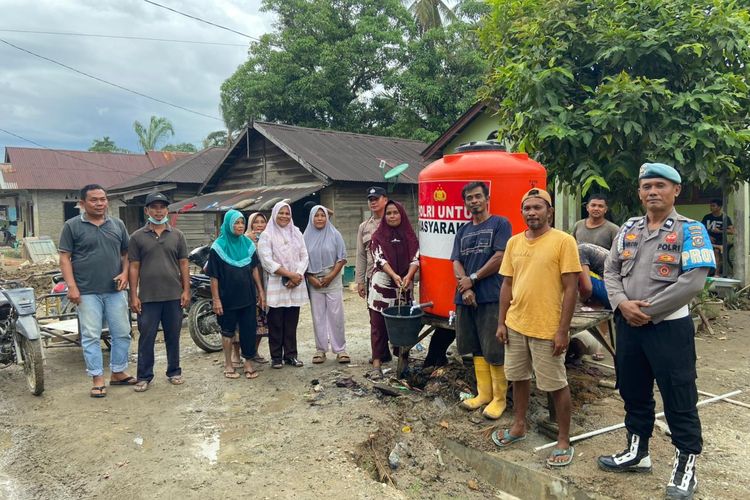 Sumur Bor di Bangkalan Keluarkan Cairan Diduga Minyak Bumi, Warga Berebut Mengambil