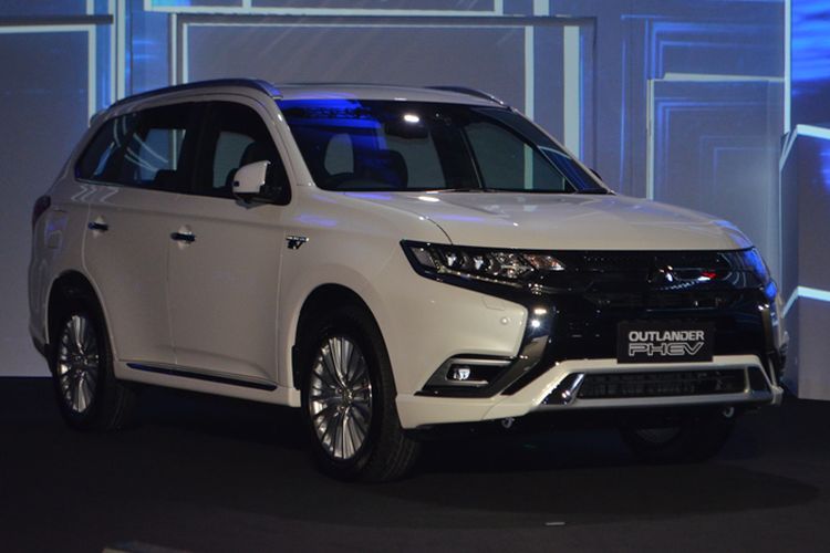 Outlander PHEV Meluncur Tanpa Tunggu Aba-aba Pemerintah