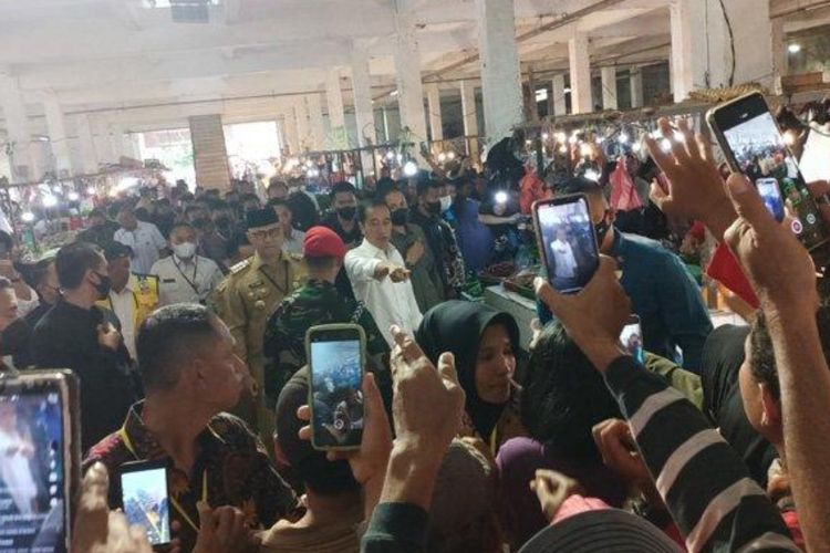 Pedagang dan pengunjung Pasar Talang Banjar berteriak histeris saat Presiden Jokowi berkunjung ke pasar tersebut, Selasa (16/5/2023) pagi. (M Yon Rinaldi | Editor: Rahimin).