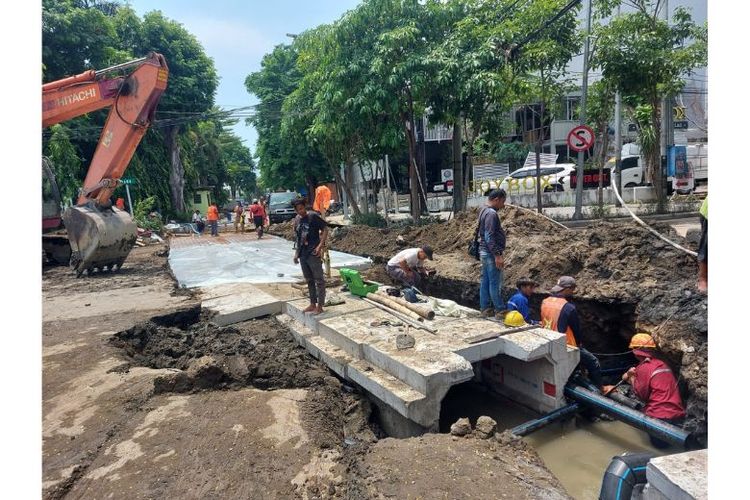 Pengerjaan saluran air di wilayah Kota Surabaya. 