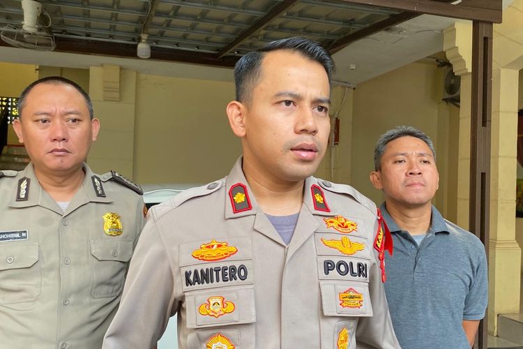 Kapolsek Mampang Kompol David Y Kanitero menjelaskan terkait kasus koboi jalanan di Mampang Prapatan Raya, saat ditemui di kantornya, Sabtu (23/3/2024). 