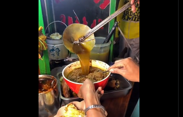 tangkapan layar cuplikan video pembuatan nasi minyak yang beredar di media sosial pada Senin (16/1/2023).