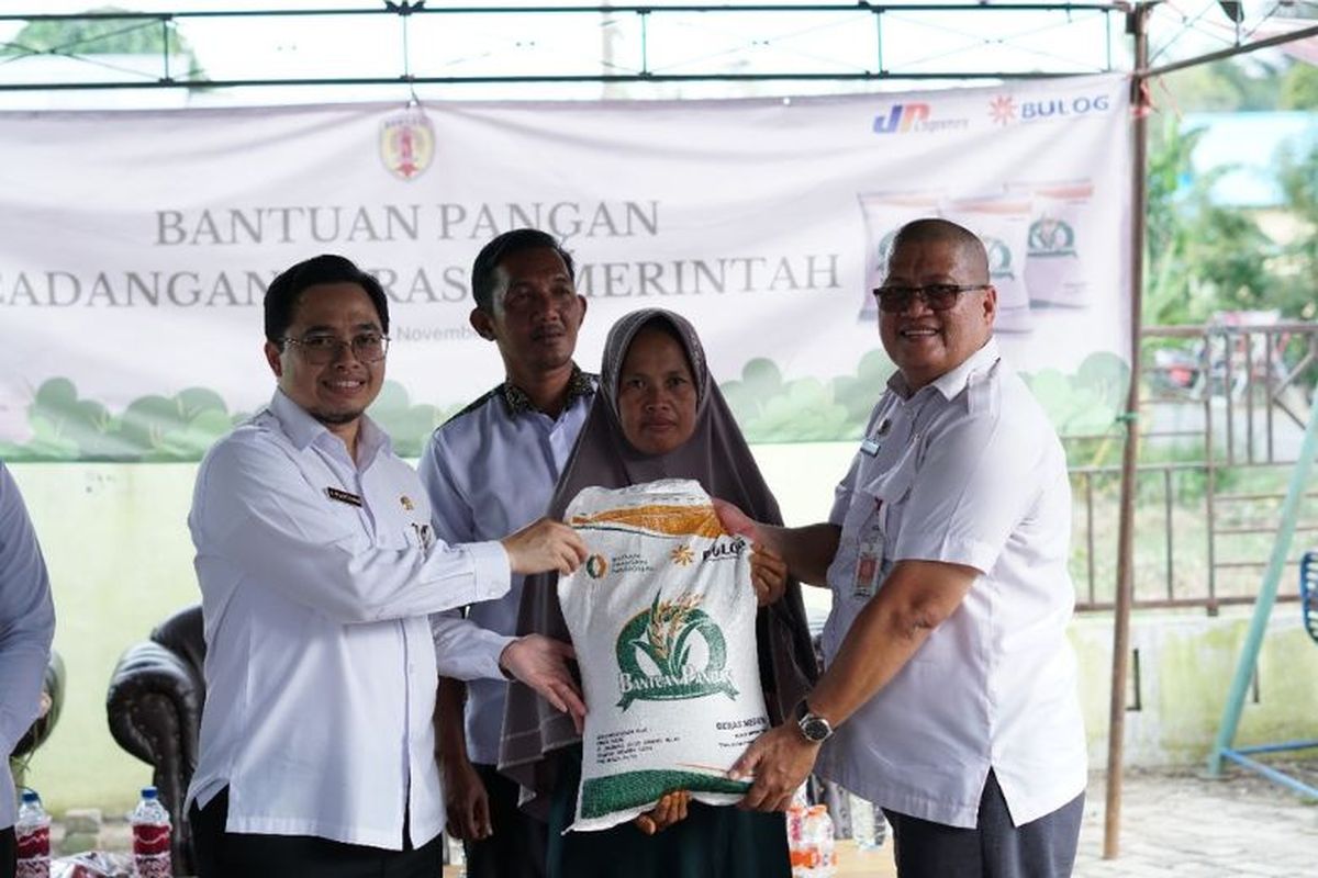 Bupati HST berikan bantuan beras kepada 21.101 KPM. 