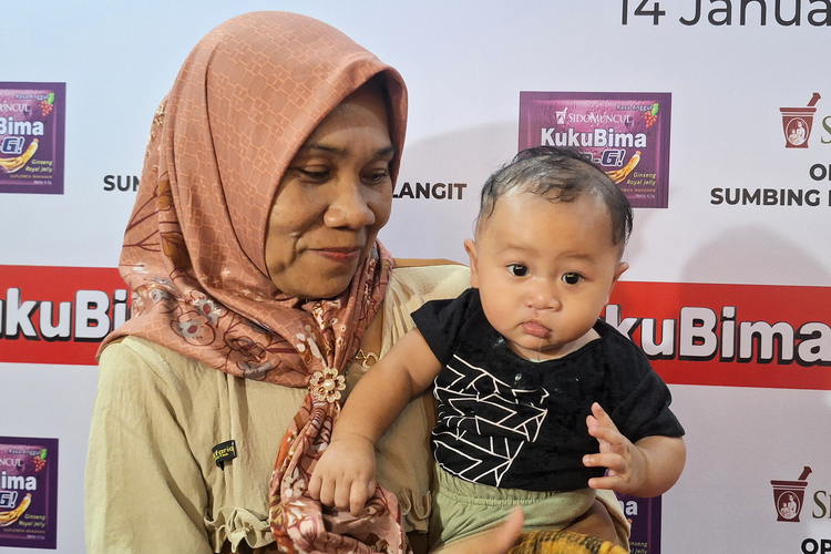 Nimah (50) setia mendampingi cucunya, Ariansyah (6 bulan), saat menunggu giliran operasi sumbing bibir gratis di RS Hermina Bogor. Ia mengaku tidak pernah putus doa agar operasi berjalan lancar demi masa depan sang cucu agar bisa bersekolah dan bicara dengan lancar.