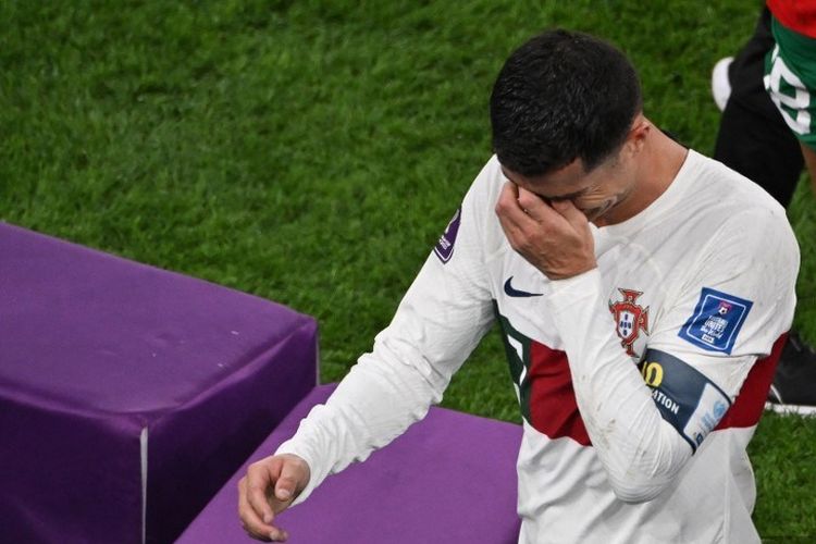 Penyerang Portugal Cristiano Ronaldo meninggalkan lapangan setelah kalah dari Maroko 0-1 dalam pertandingan perempat final Piala Dunia 2022 Qatar antara Maroko vs Portugal di Stadion Al-Thumama di Doha pada Sabtu 10 Desember 2022.