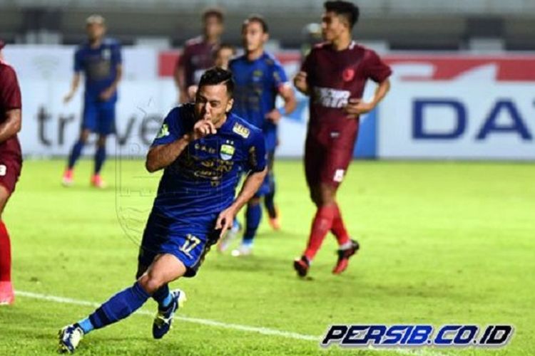 Shohei Matsunaga merayakan gol pembuka Persib Bandung ke gawang PSM Makassar pada pertandingan Liga 1 di GBLA, Rabu (5/7/2017). 