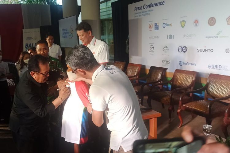 Wakil Gubernur Bali Tjokorda Oka Artha Ardhana Sukawati atau Cok Ace, saat membuka secara simbolis ajang IIM 2022 di Hotel Grand Inna Beach, Sanur, Denpasar, pada Jumat (24/6/2022). Kompas.com/ Yohanes Valdi Seriang Ginta